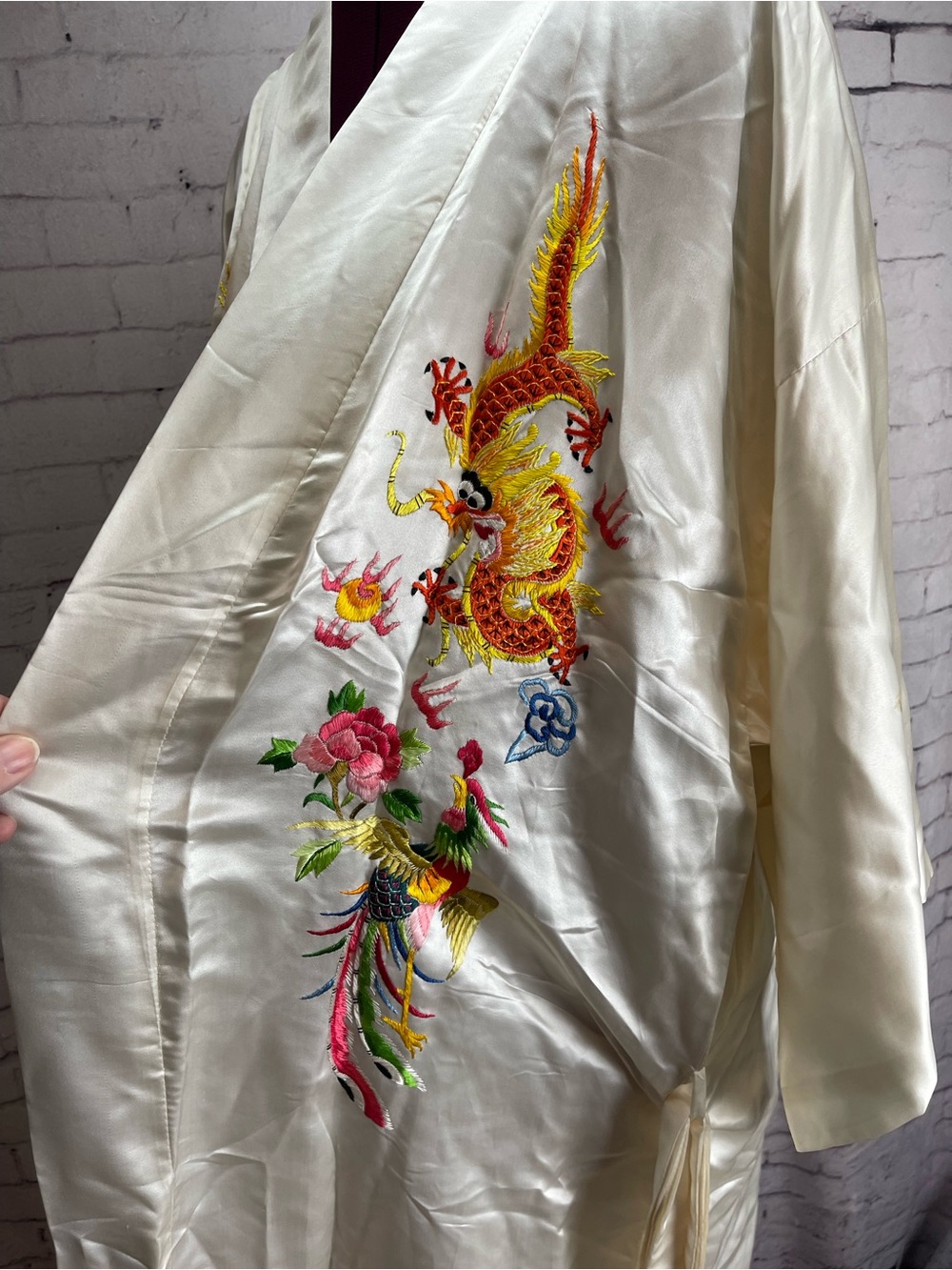Golden bee vintage silk robe size large white with dragon and phoenix - Picture 4 of 16